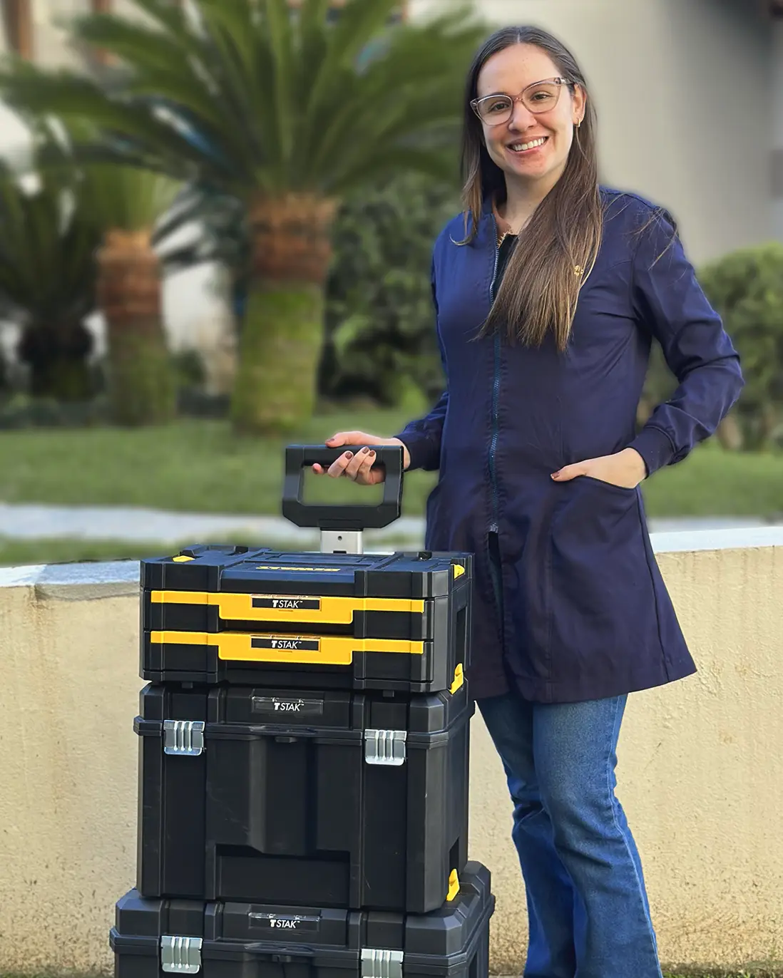 Dra. Gabriely Moura com a mala de equipamentos veterinários